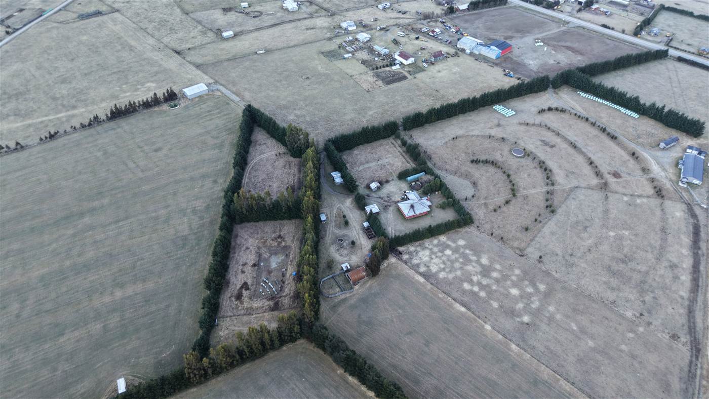Vista aérea del Fundo La Pampita con escarcha matinal, agosto 2026